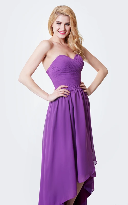Chiffonkleid mit Rüschen und asymmetrischem Saum und Falten in Herzform