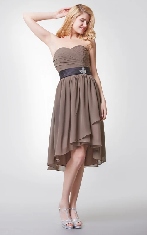 Robe courte en mousseline à volants et fronces en forme de cœur, ornée de perles