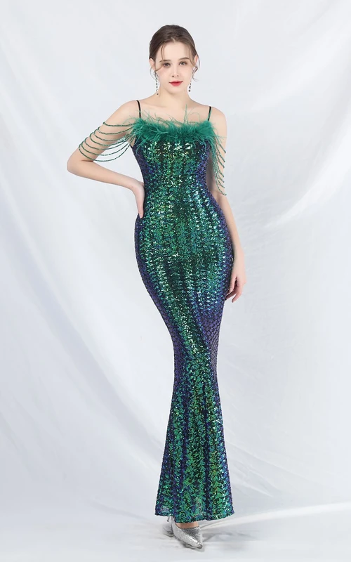 Vestido largo de noche con lentejuelas y plumas de avestruz con cuentas, estilo fantasía.