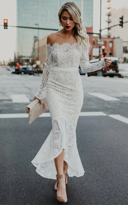 Vestido lápiz de manga larga con encaje y hombros descubiertos, largo hasta la rodilla.