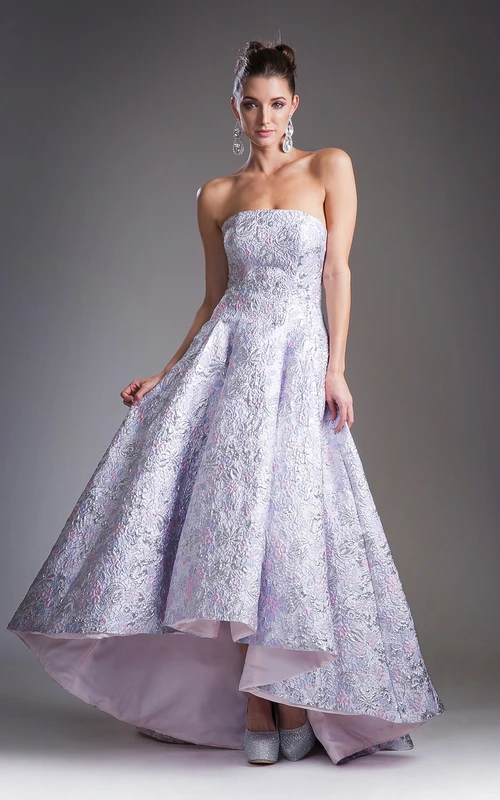 Vestido asimétrico sin tirantes, sin espalda, con encaje y pliegues.