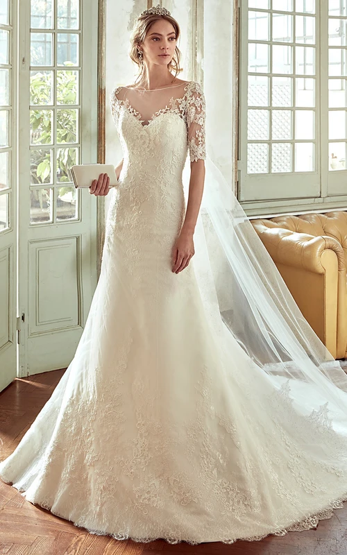Vestido de novia de encaje con escote corazón, mangas cortas y espalda transparente.