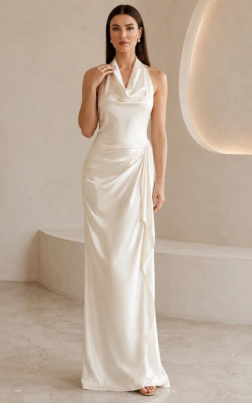Vestido formal sencillo de color marfil con cuello halter y escote drapeado, largo hasta el suelo.
