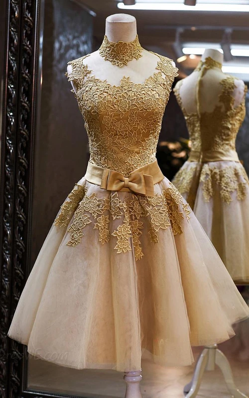 Wunderschönes, ärmelloses, kurzes Tüll-Abendkleid mit hohem Kragen und goldenen Applikationen