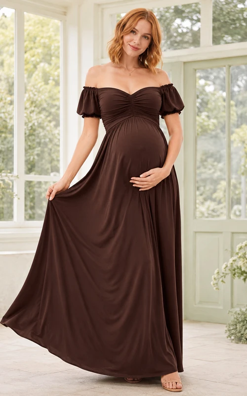 Robe de maternité chocolatée à épaules dénudées, manches bouffantes, coupe trapèze, longueur au sol, en jersey.