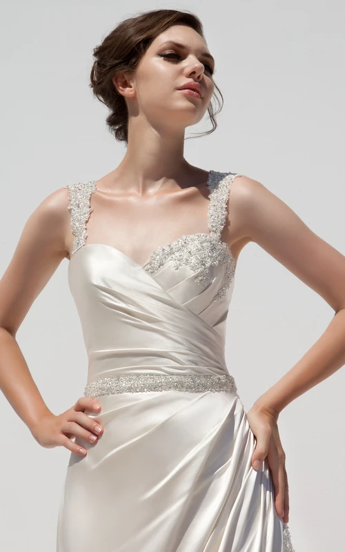 Robe de mariée longue en satin, sans manches, à bretelles et ornée de perles, avec drapé sur le côté