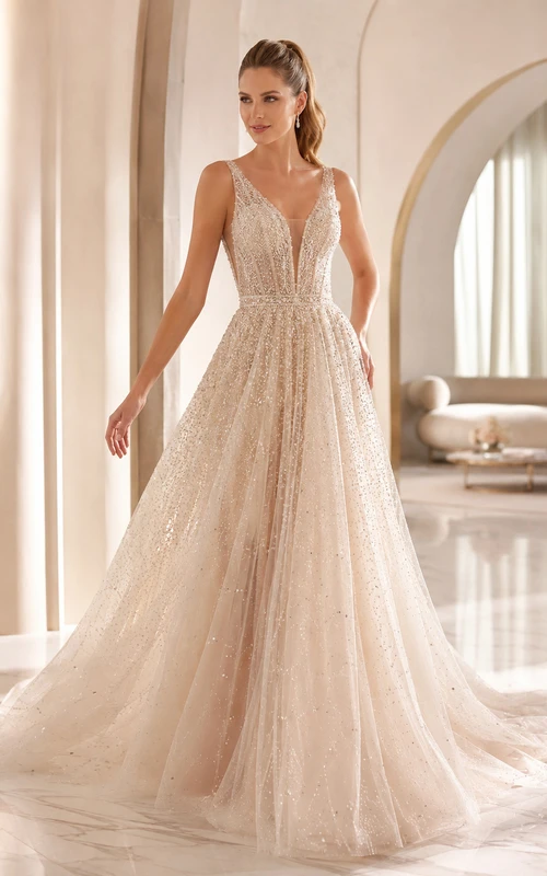 Robe de mariée plissée en dentelle et tulle, décolleté en V profond, sans manches, coupe trapèze, traîne chapelle, ornée d'appliques, pour un mariage à destination