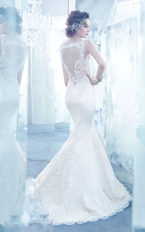 Encantador vestido de sirena de satén con corpiño de encaje y escote en V, con espalda con abertura transparente.