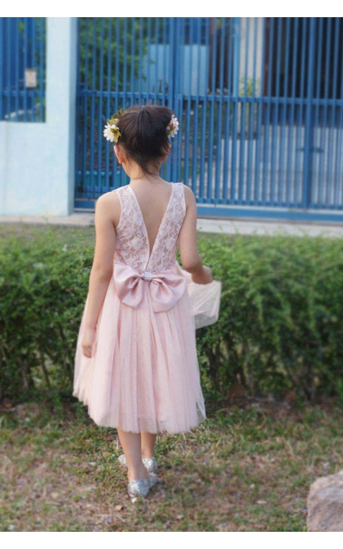 Robe mi-longue en tulle plissé à col rond et dos en V, ourlet en dentelle