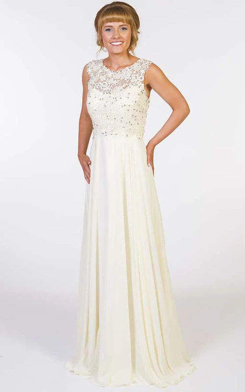 Robe de bal longue en mousseline de soie, coupe trapèze, sans manches, ornée d'appliqués et d'un décolleté rond, avec dos illusion et perles.