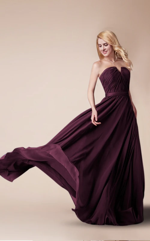 Trägerloses, bodenlanges Chiffonkleid mit Raffungen