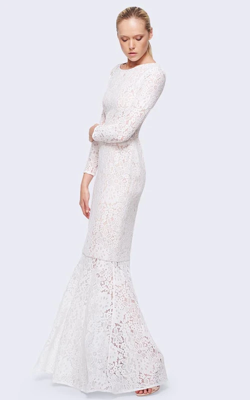 Vestido de novia de encaje de manga larga, corte recto, escote joya y tirantes.