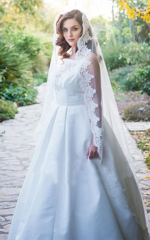 Voile de mariée long en tulle orné d'appliques de dentelle festonnée