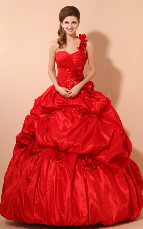 Deslumbrante vestido de gala de corte A con escote corazón, flores y volantes recogidos.