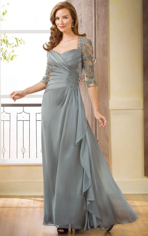 Vestido largo de manga 3-4 con volantes y apliques.