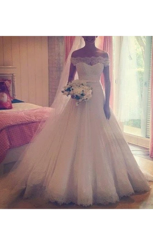 Vestido de novia de encaje con corte princesa en A y tul con hombros descubiertos, de nueva colección.