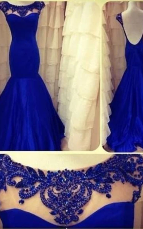 Meerjungfrauen-Abendkleid mit offenem Rücken, langen Ärmeln, Rüschen und Schmuckapplikationen aus Spitze