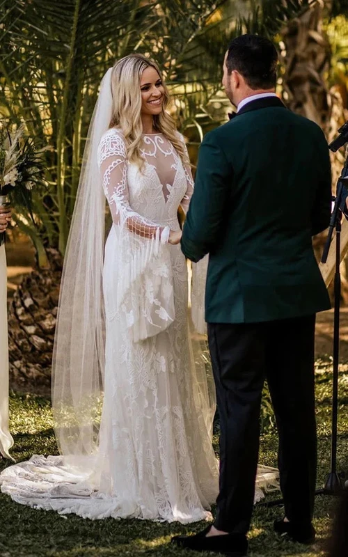 Robe de mariée fourreau plissée à encolure bateau et manches longues, dos nu et application, ornée d'appliqués et d'appliqués.