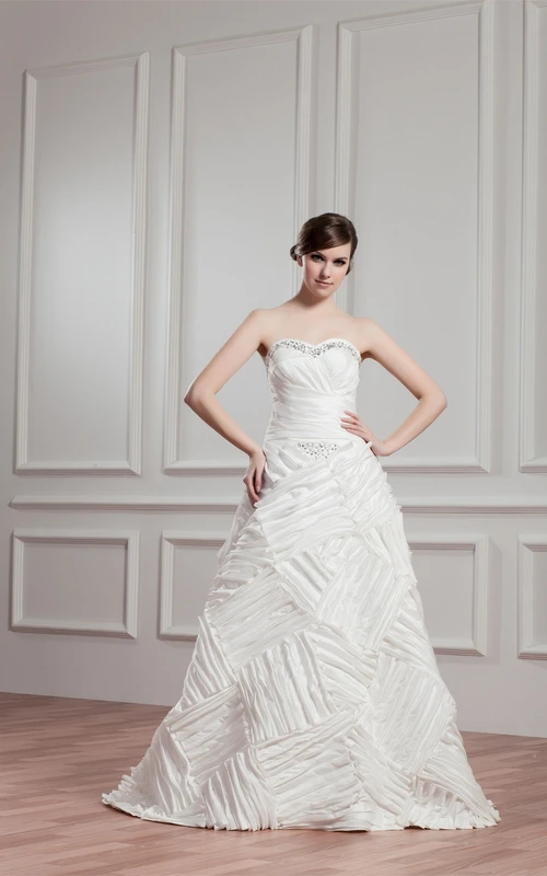 Vestido de novia fruncido de corte A con escote corazón y detalles de tensión.