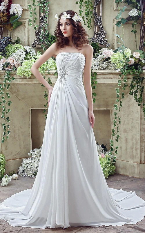 Nouvelle robe de mariée bustier blanche ornée de perles, coupe trapèze, traîne courte.