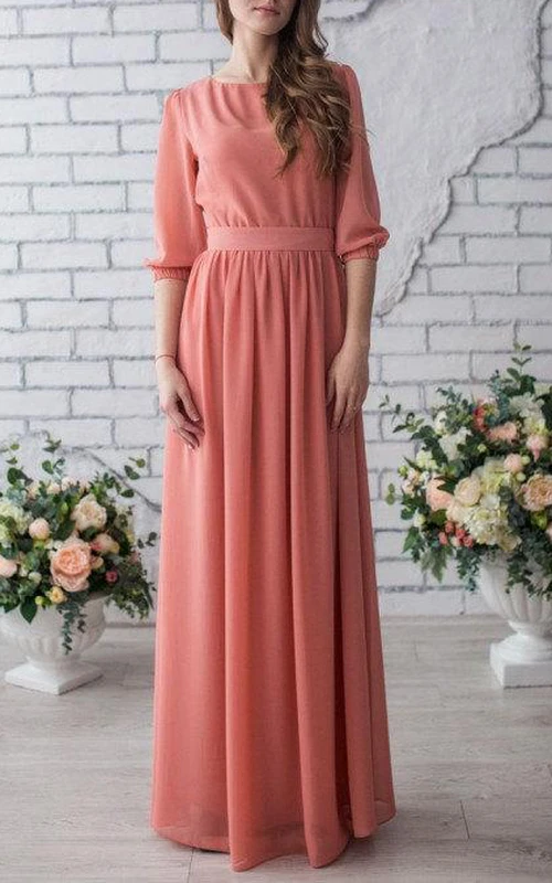 Langes, pfirsichfarbenes Chiffonkleid mit Ärmeln für besondere Anlässe, z. B. für Hochzeiten oder als Kleid für die Mutter der Braut.