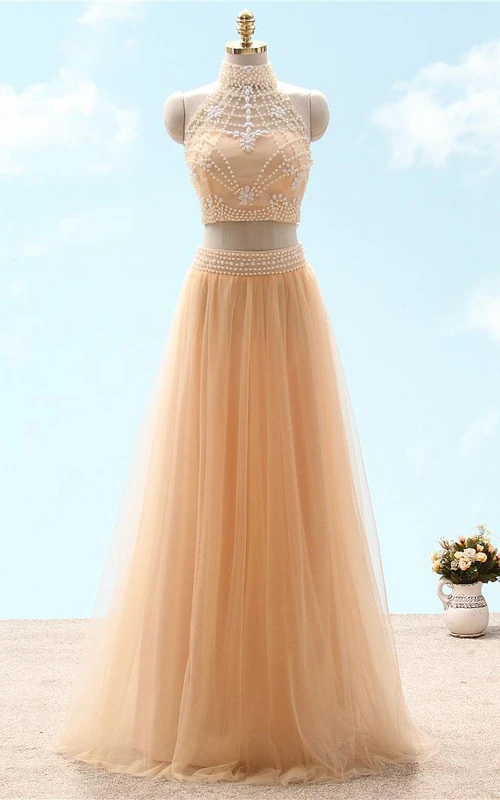 Vestido de tul sin mangas con cuello alto y detalles de pedrería, corte en A