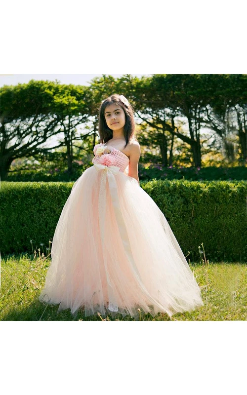 Einseitig schulterfreies, mehrlagiges Empire-Tüllballkleid mit Blumenmuster und Schärpe