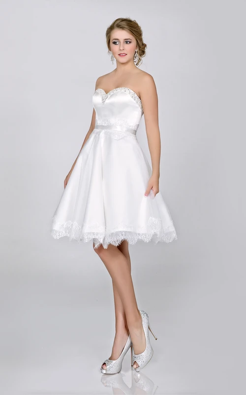 Kurzes A-Linien-Brautkleid aus Satin mit herzförmigem Dekolleté und Spitzenbesatz am Saum