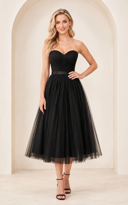 Schwarzes, trägerloses Cocktailkleid aus Tüll mit Herzausschnitt und Teelänge, perfekt für den Abschlussball