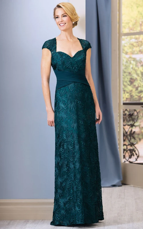 Kleid für die Mutter der Braut mit kurzen Ärmeln, gekreuzten Rüschen und Schlüssellochausschnitt am Rücken