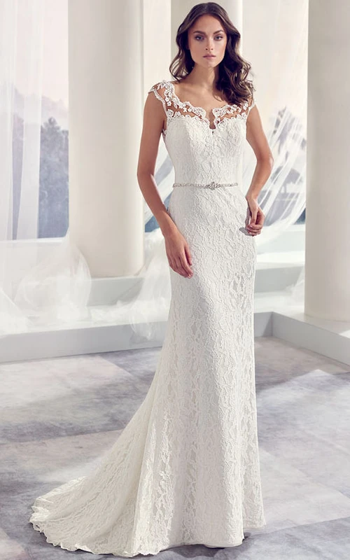 Robe de mariée carrée longue en dentelle à manches courtes ornée de bijoux, avec traîne et effet illusion.