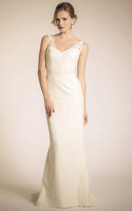 Robe de mariée fourreau sans manches en dentelle, col en V, ornée d'appliqués et d'un nœud, longue jusqu'au sol.