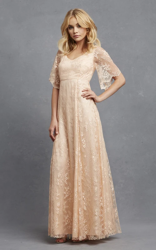Vestido romántico de corte A con encaje, escote en V y mangas acampanadas.