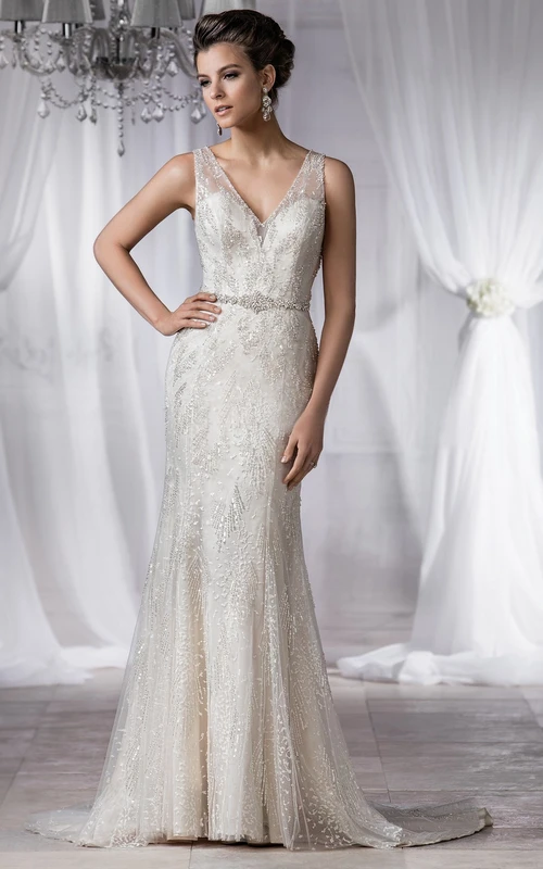 Robe de mariée sirène sans manches à col en V ornée de perles et dos nu plongeant.