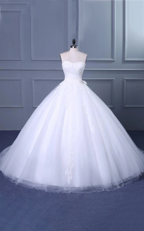 Vestido de gala largo midi, con hombros descubiertos, escote corazón, apliques de cuentas, tul, encaje, lentejuelas y satén.