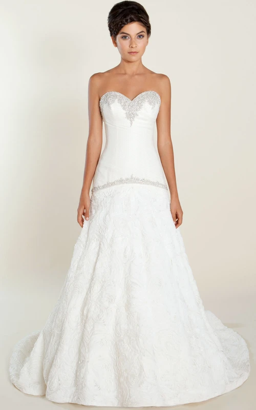 Vestido de novia de encaje con escote corazón y joyas, corte en A