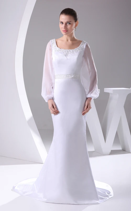 Robe de mariée sirène en satin, ornée de perles, à col carré, manches longues et traîne courte, idéale pour la mère de la mariée.