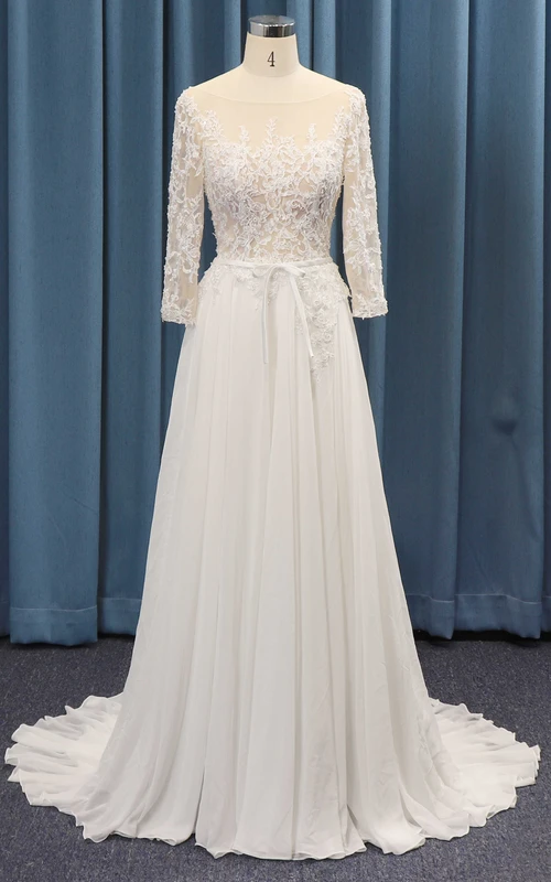 Adorable robe de mariée trapèze à manches 3/4, avec corsage en dentelle, jupe froncée en mousseline et ceinture.