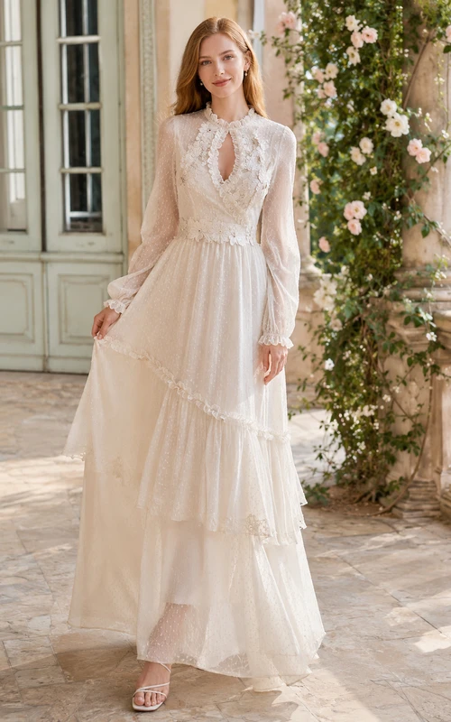 Robe de mariée trapèze à col montant, manches longues style poète et décolleté en V à volants