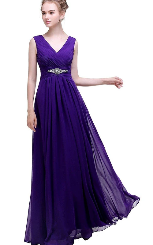 Robe en mousseline violette à col en V empire, ornée de perles et dos nu en V.