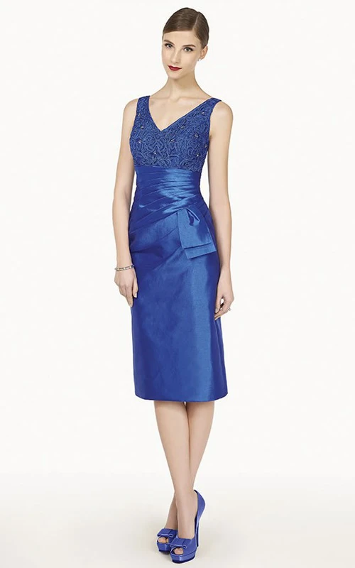 Knielanges, etuiertes Satin-Abendkleid mit V-Ausschnitt und abnehmbarer Jacke