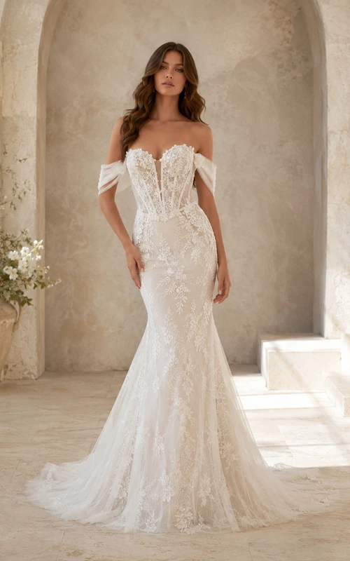 Robe de mariée sirène en dentelle transparente, épaules dénudées, manches courtes, traîne chapelle, ornée d'appliqués floraux.