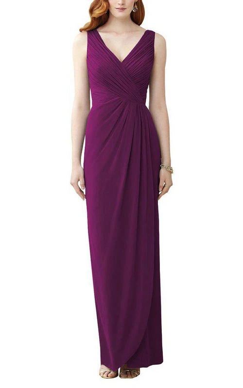 Vestido de dama de honor de gasa fruncida con escote en V y drapeado.