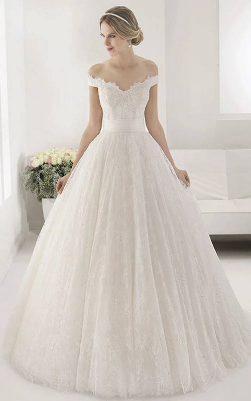 Schulterfreies, paillettenbesetztes Spitzenballkleid mit Bandagenrücken und Blumenmuster