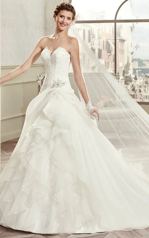 Robe bustier en dentelle à fronces et décolleté en A, ornée de perles et d'un laçage au dos.