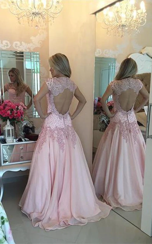 Robe de bal ornée de délicates applications de dentelle rose et d'une traîne.