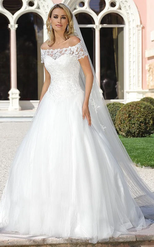 Vestido de novia de tul de manga corta con hombros descubiertos, estilo princesa.