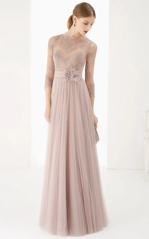 Robe de bal fourreau en tulle et dentelle, manches 3-4, col rond, longueur au sol, ornée de fleurs et de plis