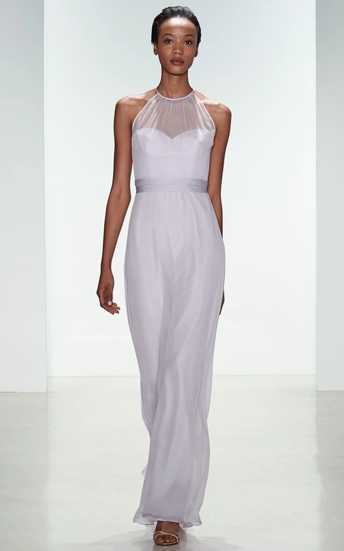 Vestido de dama de honor de satén y gasa, sin mangas, con cuello alto y detalle de cinta, largo hasta los tobillos.