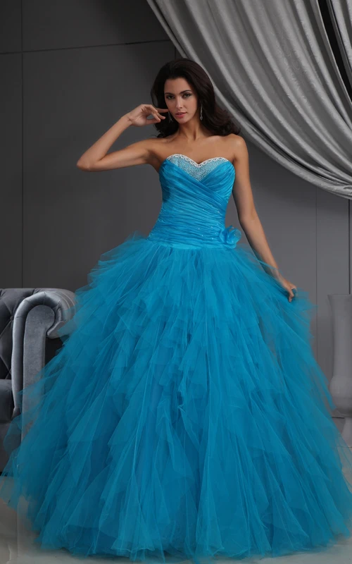 Vestido de gala de corte A con escote corazón y volantes de tul.